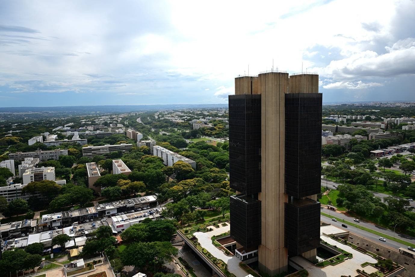 Copom inicia reunião com expectativa de corte da Selic para 14%