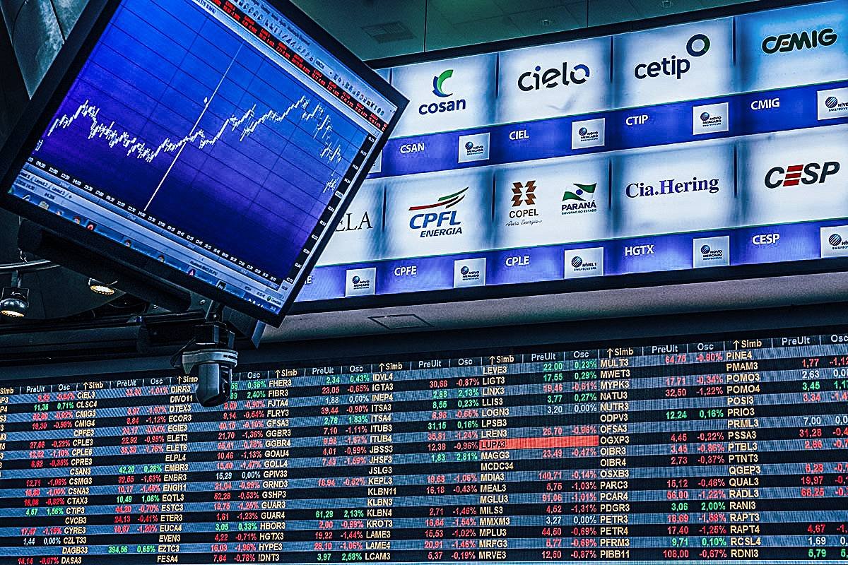 Ibovespa sobe com alta dos bancos antes da decisão do Copom