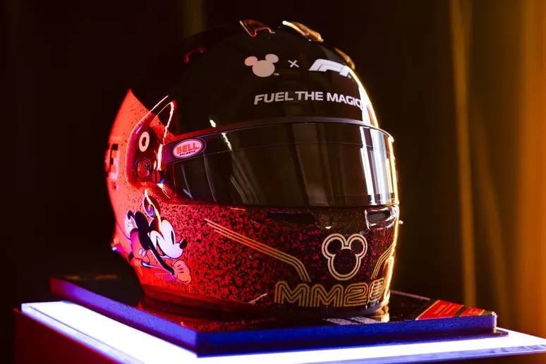 Recorde: Capacete da Disney assinado por pilotos da F1 é leiloado por R$ 1,1 milhão