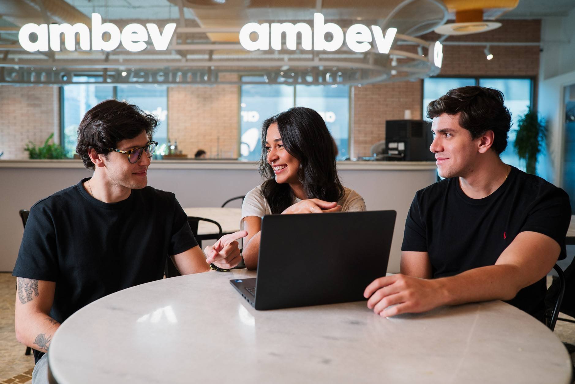 Ambev abre trainee com salário de R$ 9 mil e experiência internacional; veja como se inscrever