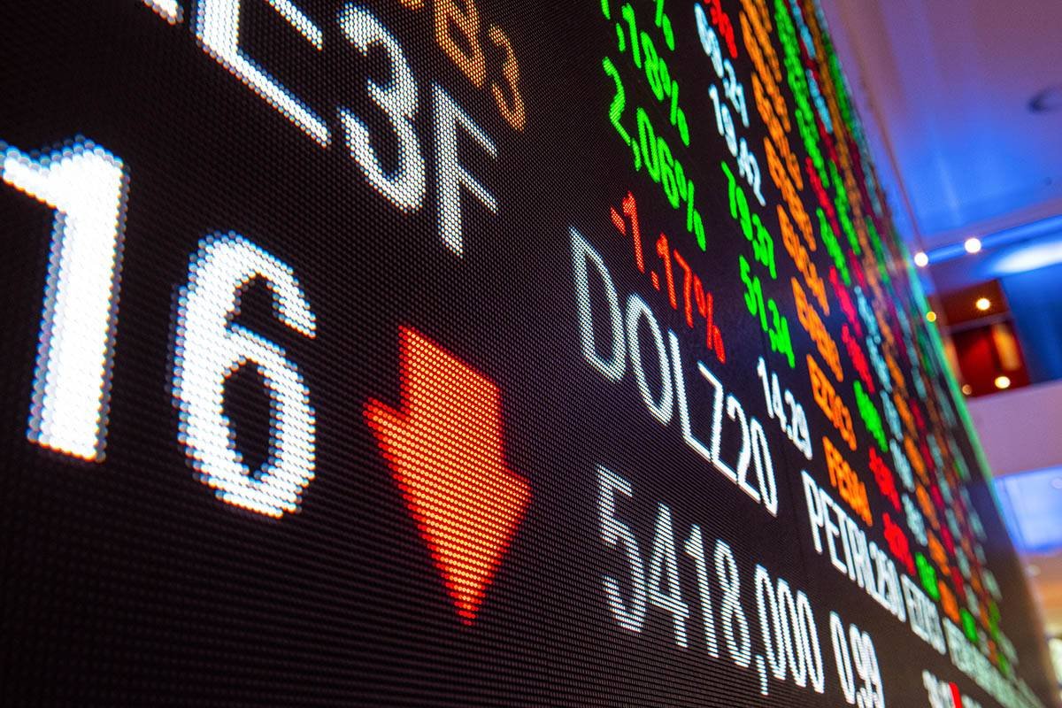 Ibovespa tem leve queda e dólar sobe com saída de estrangeiros e risco doméstico