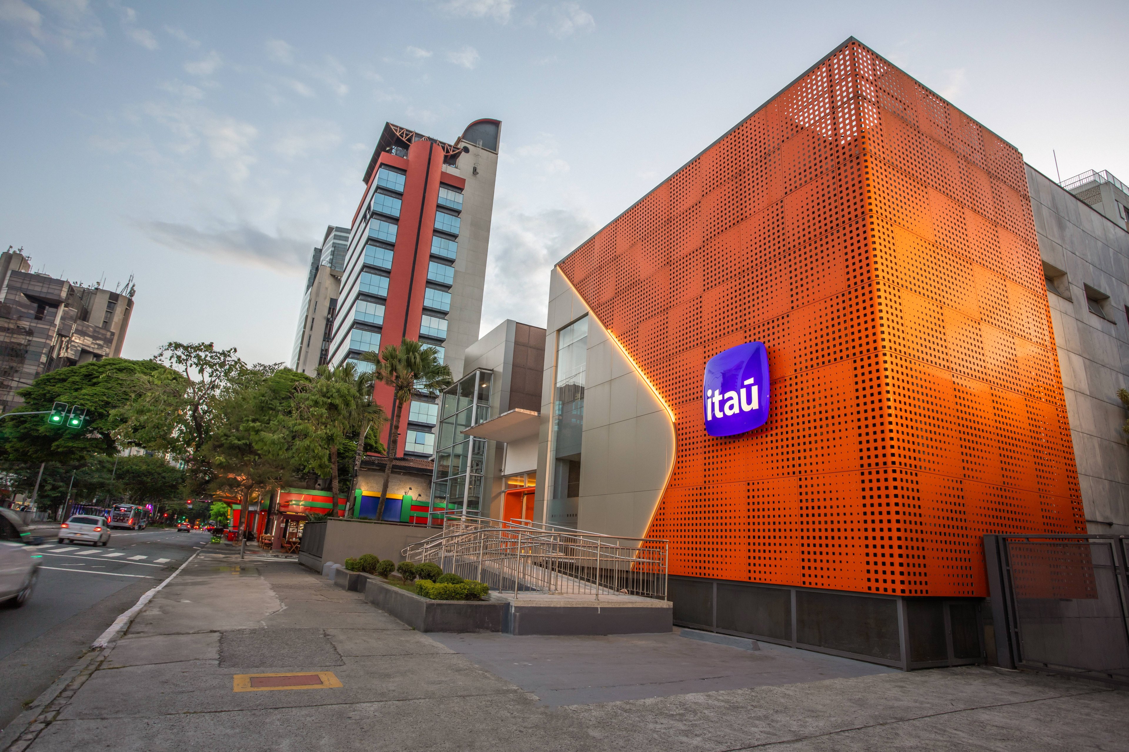 Deve haver um equilíbrio entre stablecoins e depósitos tokenizados, diz Itaú
