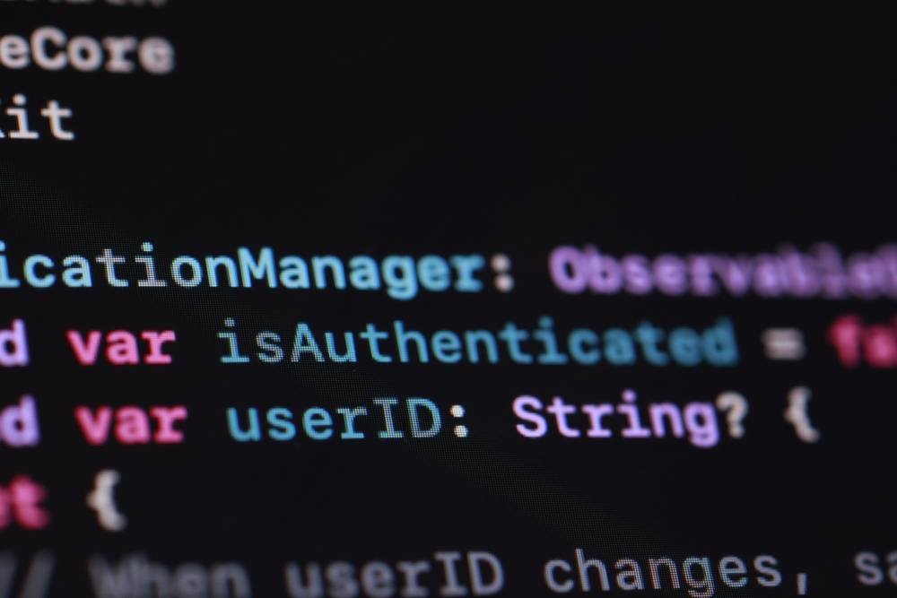 Claude lidera corrida do vibe coding e dispara 1.567% nas buscas, diz Locaweb