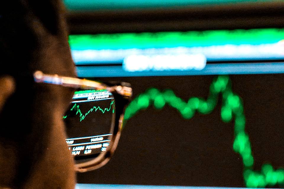 Ibovespa reage após 11 quedas seguidas; dólar cai a R$ 5,16
