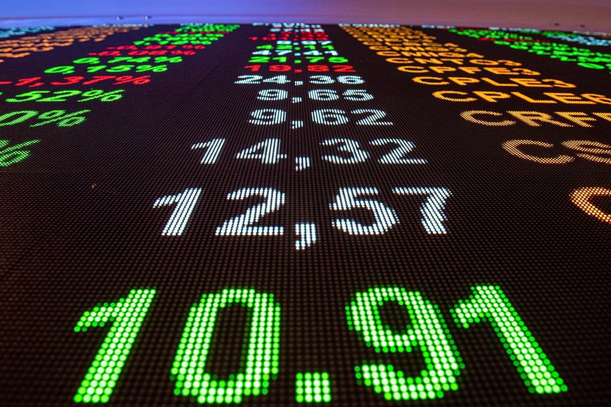 Ibovespa rompe ciclo de 11 quedas e fecha em alta de quase 1%