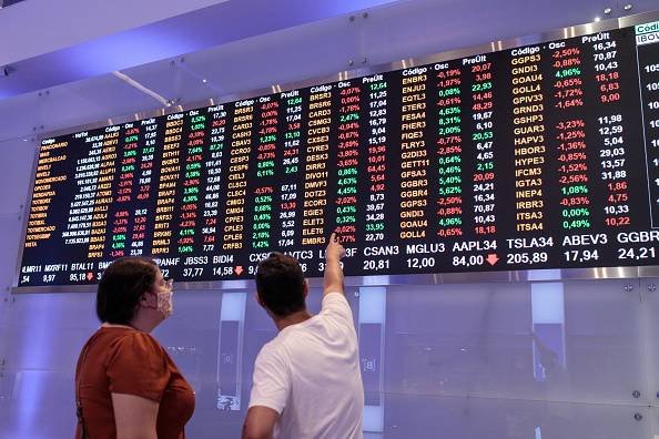 Ibovespa dispara e volta aos 170 mil pontos com Vale e bancos