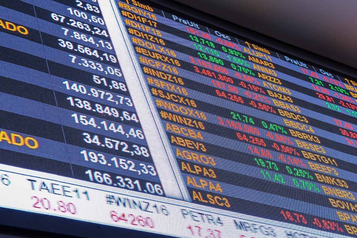 Ibovespa testa os 175 mil pontos; dólar vai a R$ 5,16