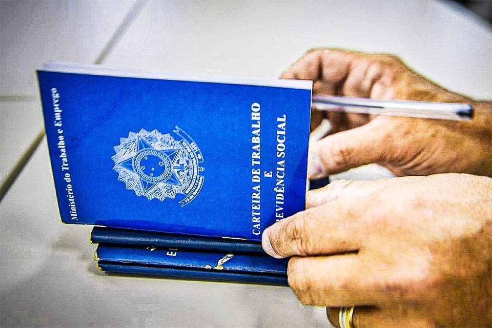 Desemprego cai a 5,3% no trimestre até julho — Brasil bate recorde de ocupação