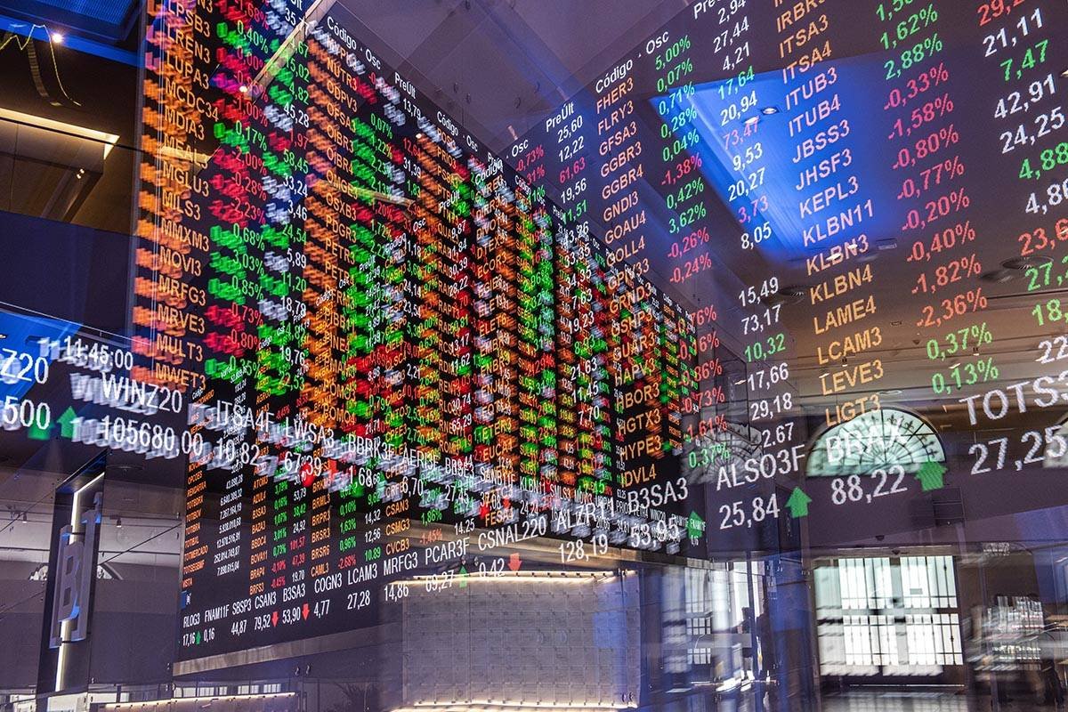 Ibovespa sobe 1,30% com petróleo e Petrobras em forte alta; dólar recua