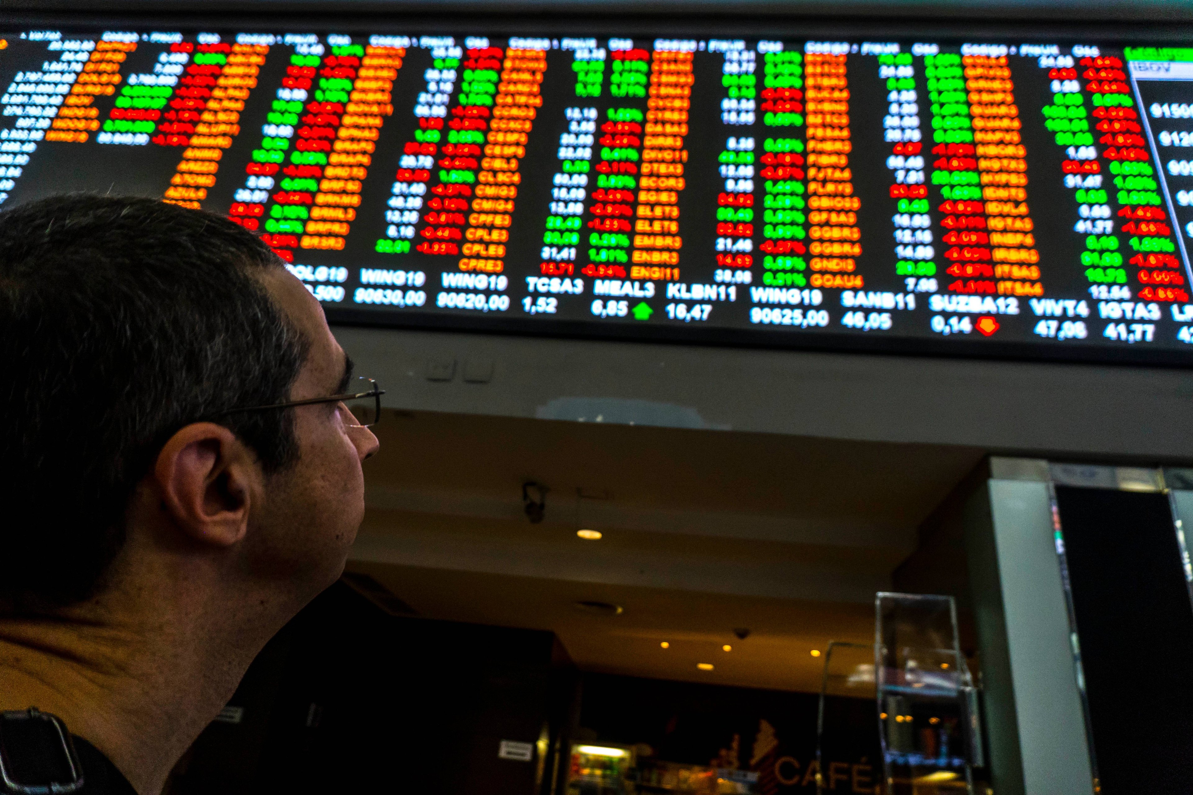 Ibovespa cede à pressão externa e cai para os 185 mil pontos