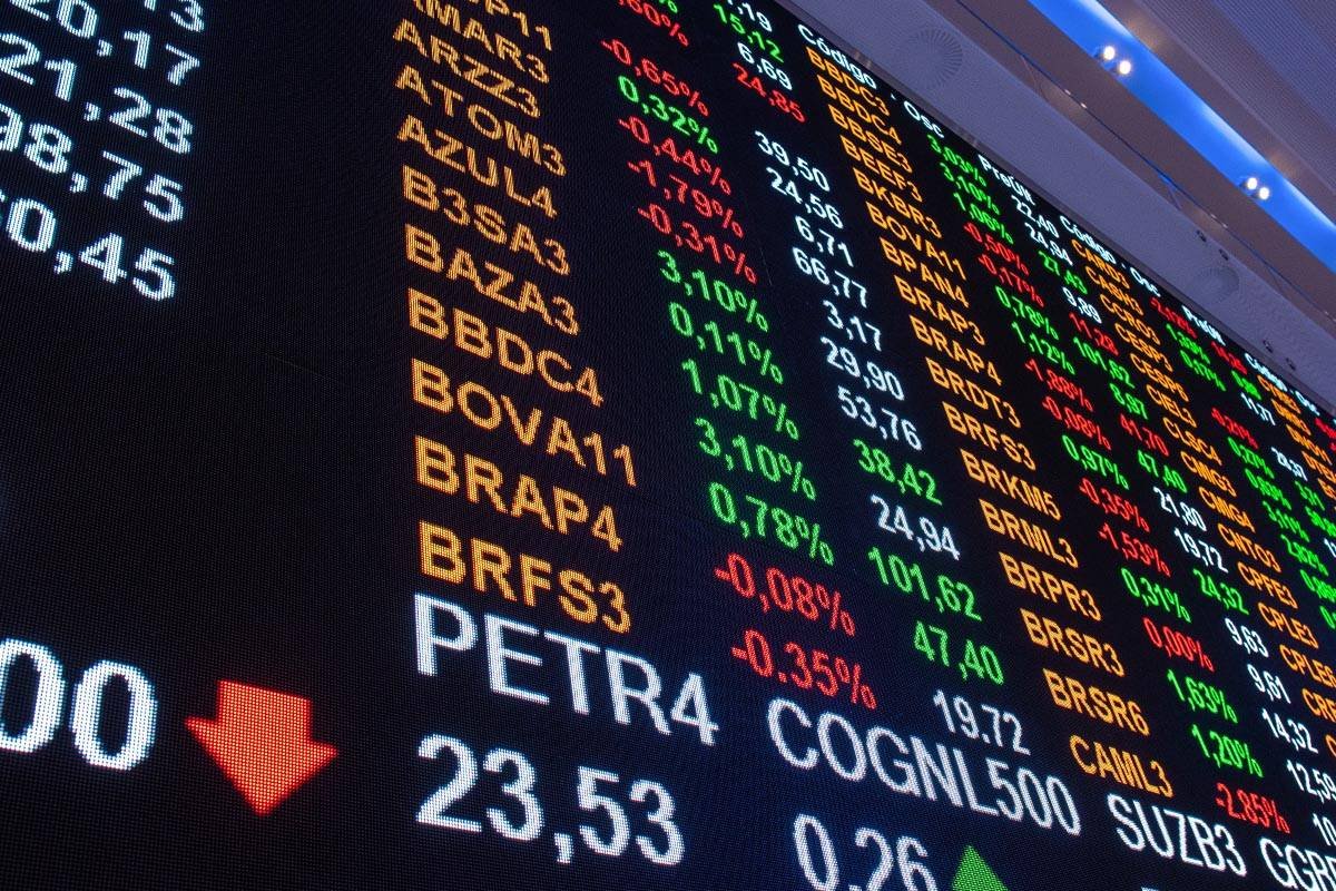 Ibovespa cai 1% e perde os 184 mil pontos com recuo de blue chips e dólar sobe a R$ 5,19