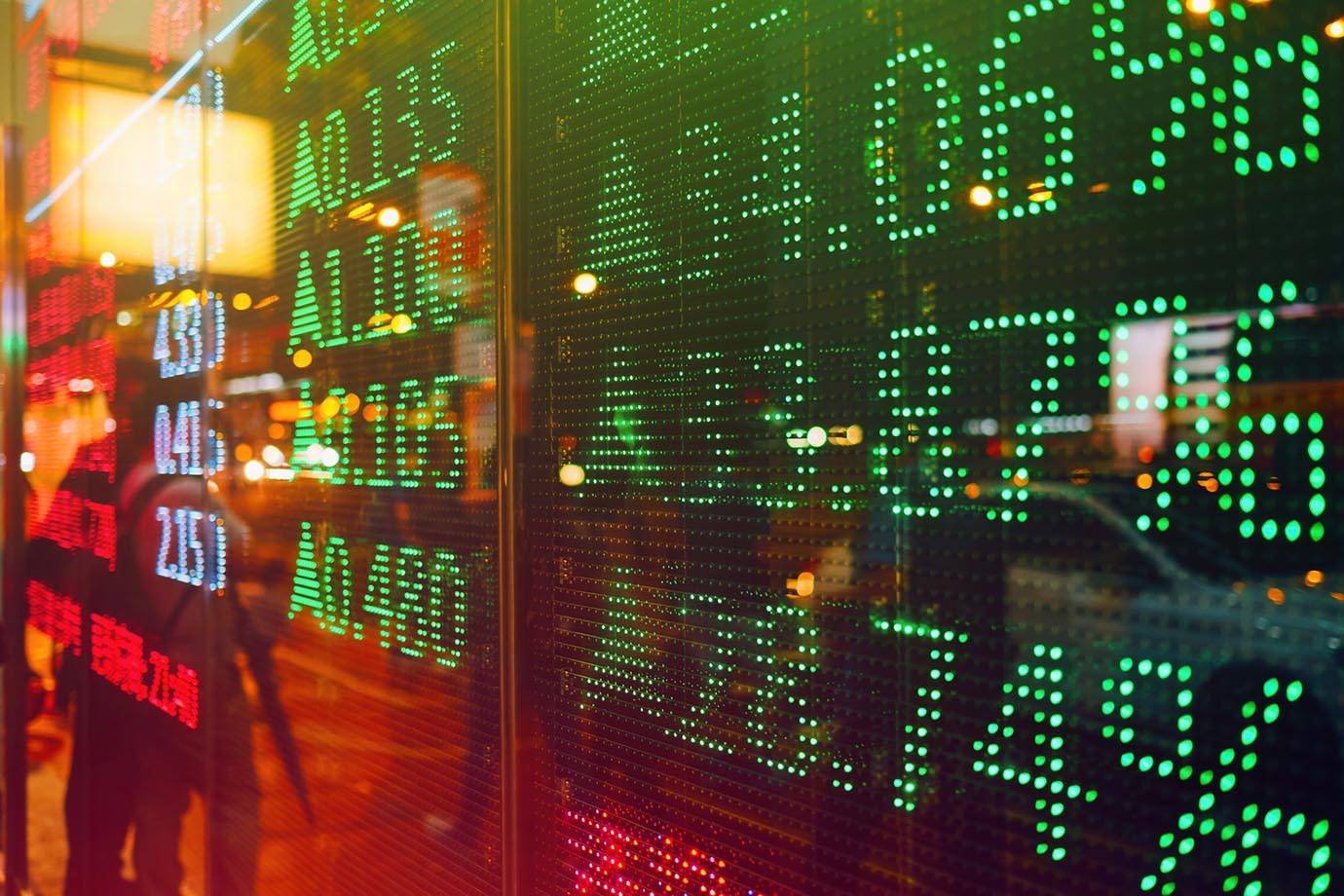 Ibovespa quebra sequência de perdas e fecha em alta de 0,46%; dólar cai para R$ 5,21