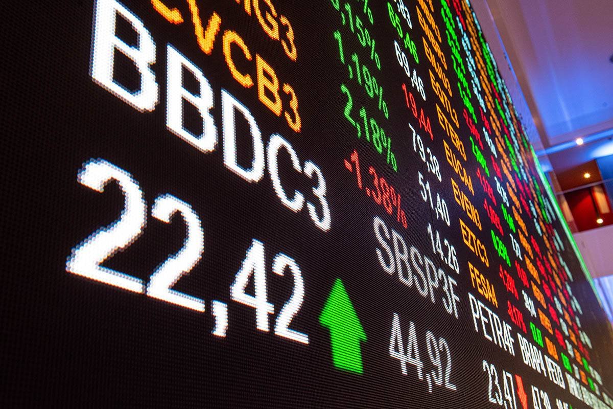 Ibovespa fecha nos 206 mil pontos e dólar tem maior queda em 8 anos após eleição