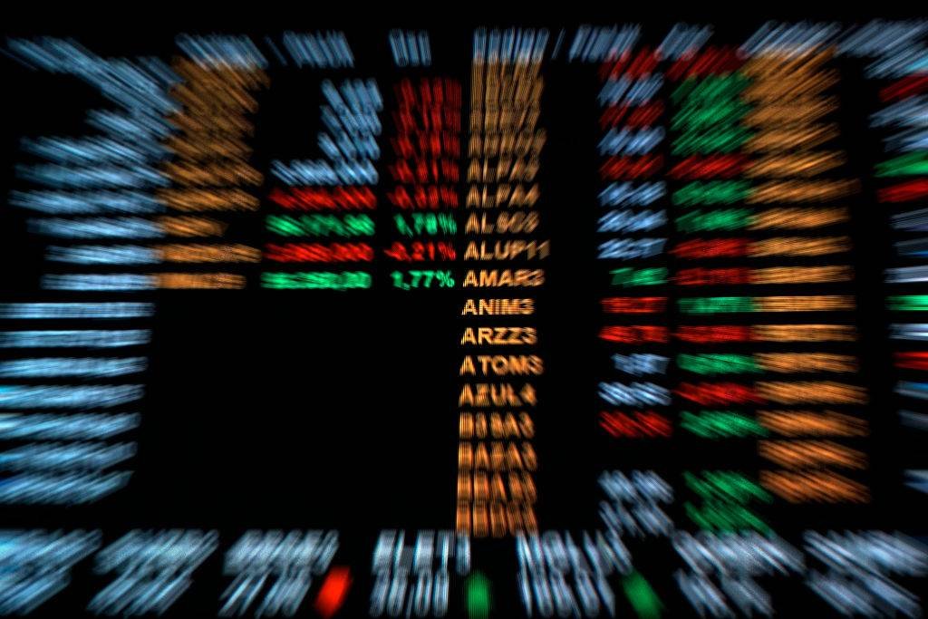 Ibovespa retoma alta após correção com Petrobras; dólar ronda R$ 5 após rali eleitoral