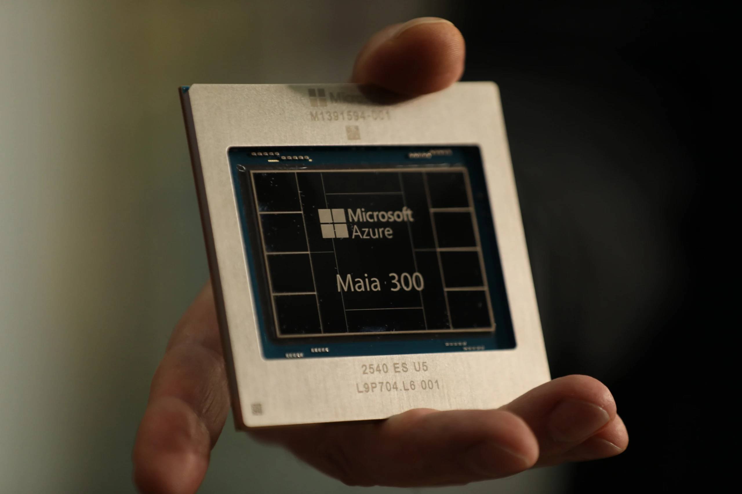 Imagem da notícia: Microsoft apresenta chip Azure Maia 300 para impulsionar a IA a partir de 2027