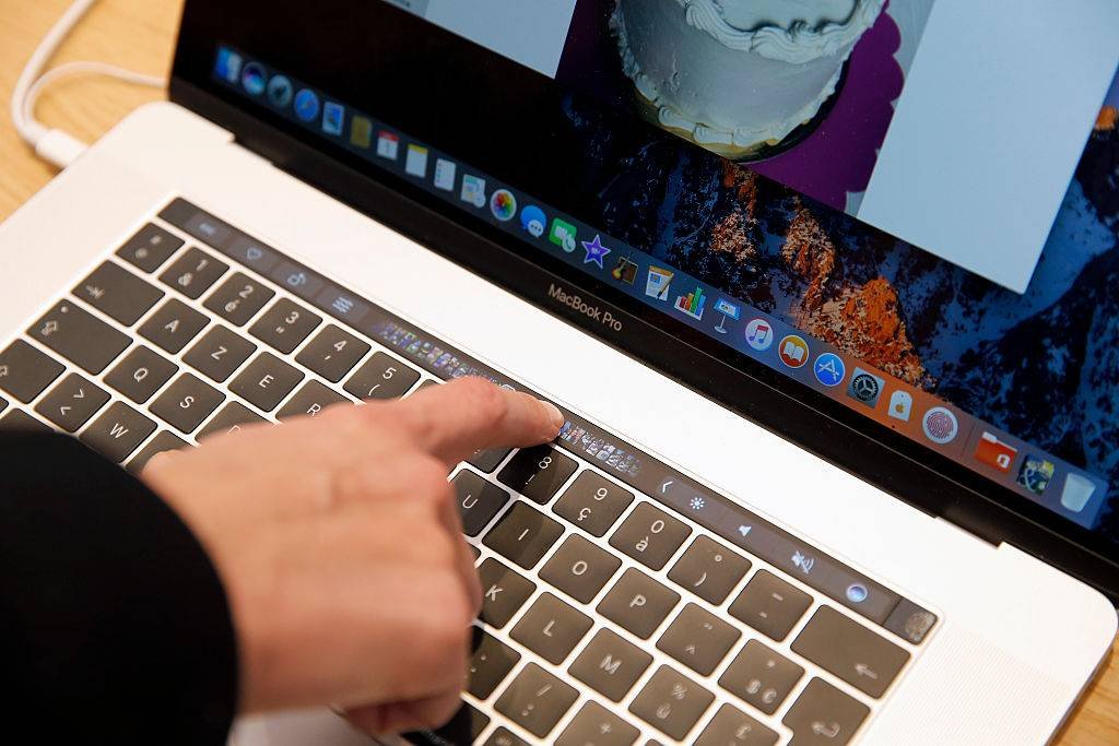 Imagem da notícia: Apple pode quebrar tradição e lançar 1º MacBook touchscreen da história da marca