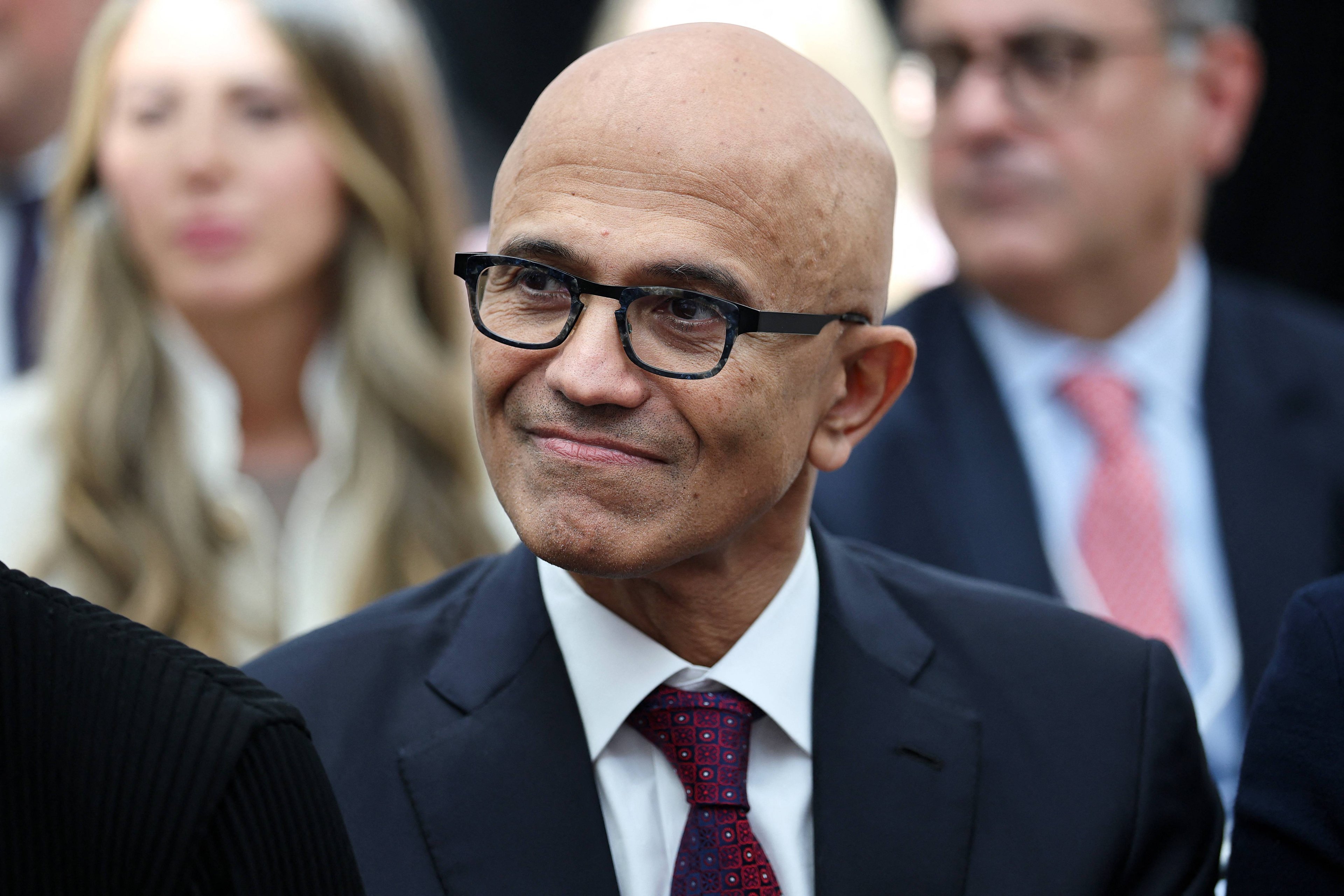 Imagem da notícia: CEO da Microsoft pede 'freio de emergência' para IA avançada
