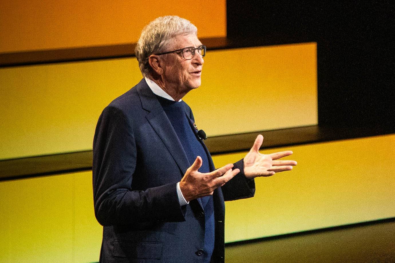 Imagem da notícia: Ciberataques são o principal risco imediato da IA, afirma Bill Gates
