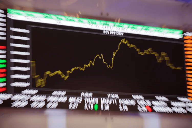 Ibovespa sobe e dólar cai com mercado atento a pesquisas eleitorais e balanços corporativos