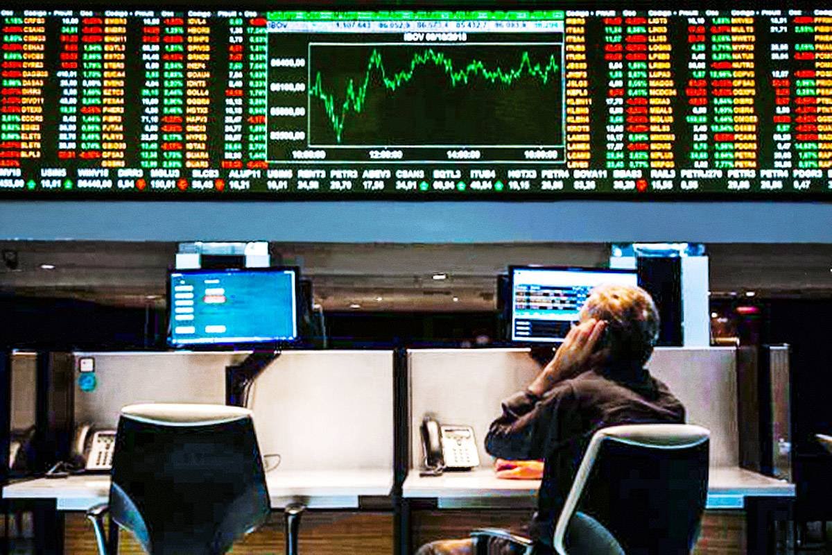 Ibovespa perde força com novas pesquisas eleitorais e repercute balanços
