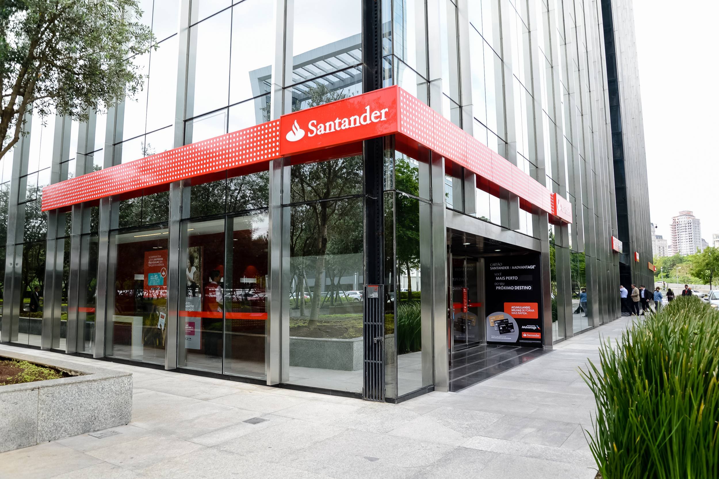 Lucro do Santander Brasil cai 28% e rentabilidade vai ao menor nível em três anos