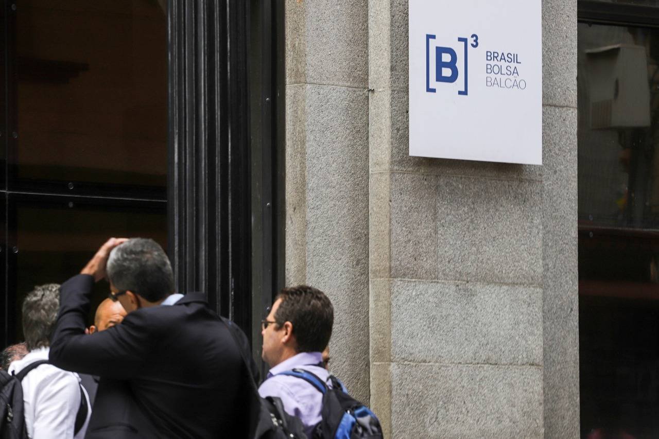 Ibovespa tem 5º dia seguido de queda e dólar oscila acima de R$ 5,40