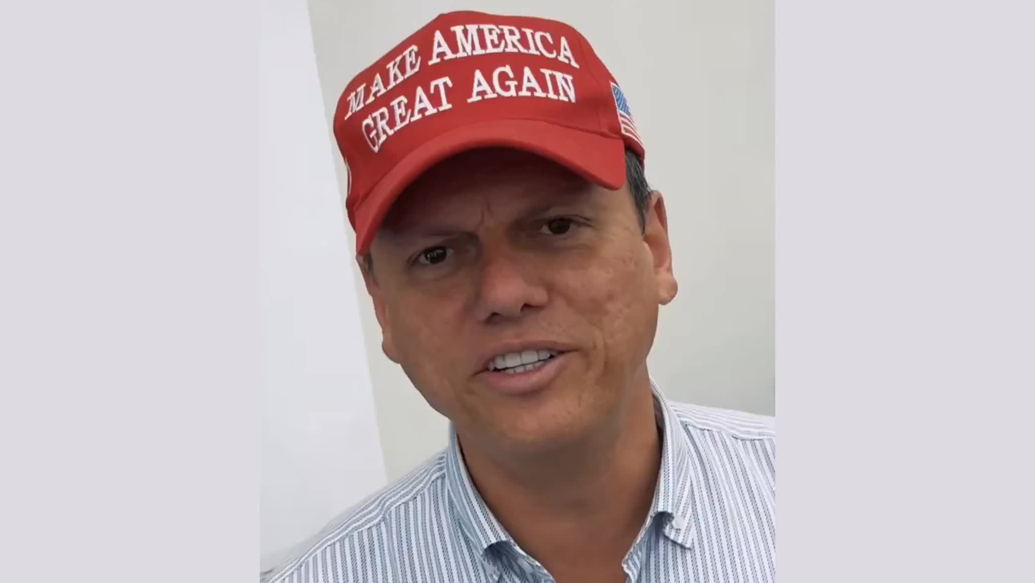 Tarcísio diz que não colocaria o boné de Donald Trump novamente