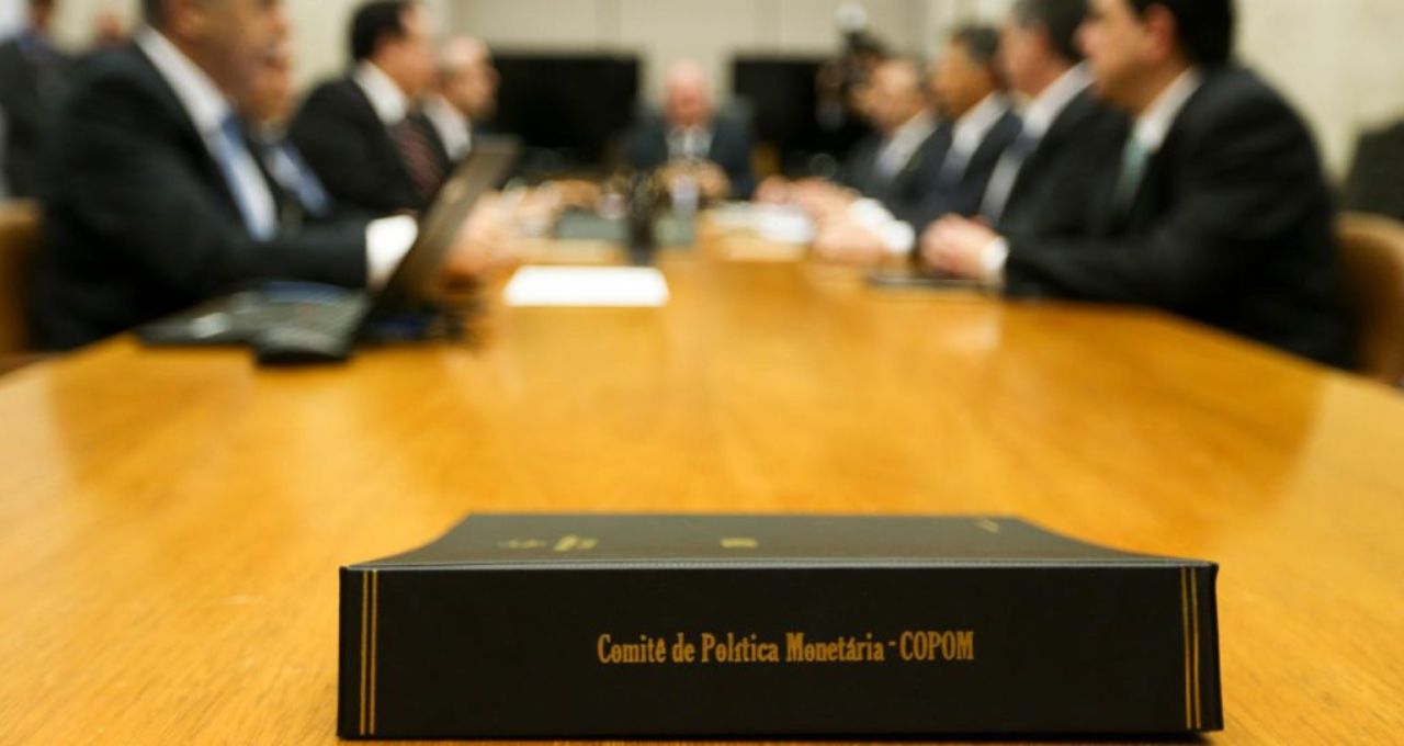 O que mudou no comunicado do Copom que reduziu a Selic para 14%? Veja a comparação