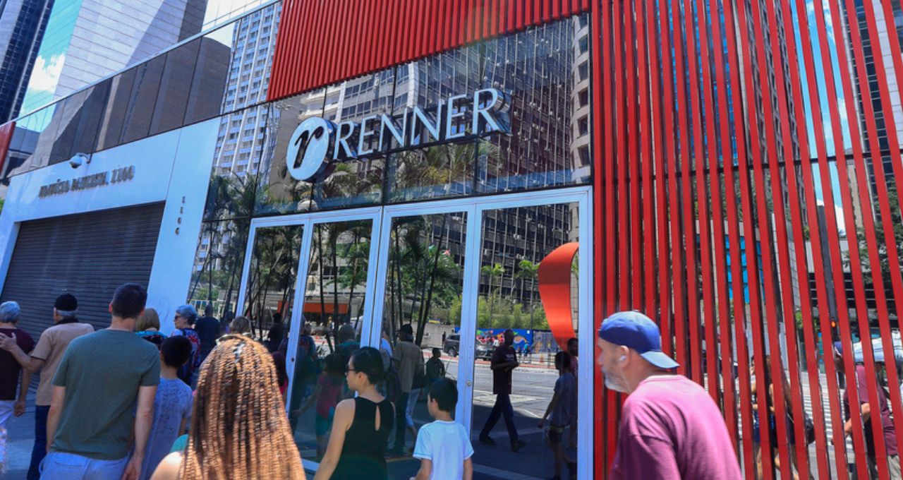 Renner (LREN3) lucra R$ 405 milhões no 2T26 e corta guidance de receita para 2026