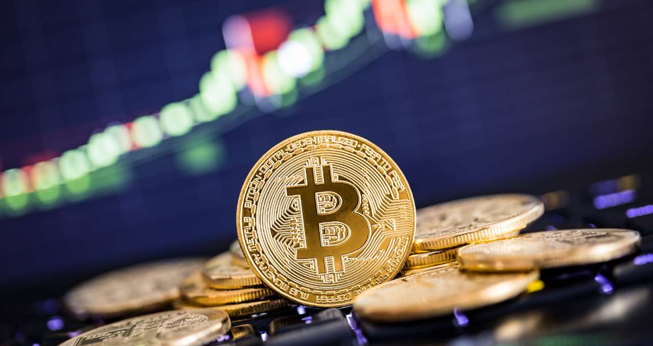 Bom dia, bitcoin (BTC): Criptomoeda sustenta os US$ 64 mil antes do payroll; veja o que mexe com os preços nesta sexta-feira (7)