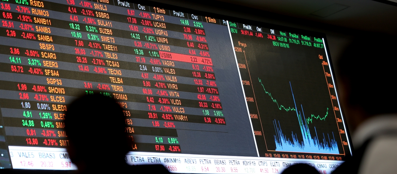 Ibovespa tem leve alta com desaceleração do IPCA e ata do Copom; 5 coisas para saber antes de investir hoje (11)