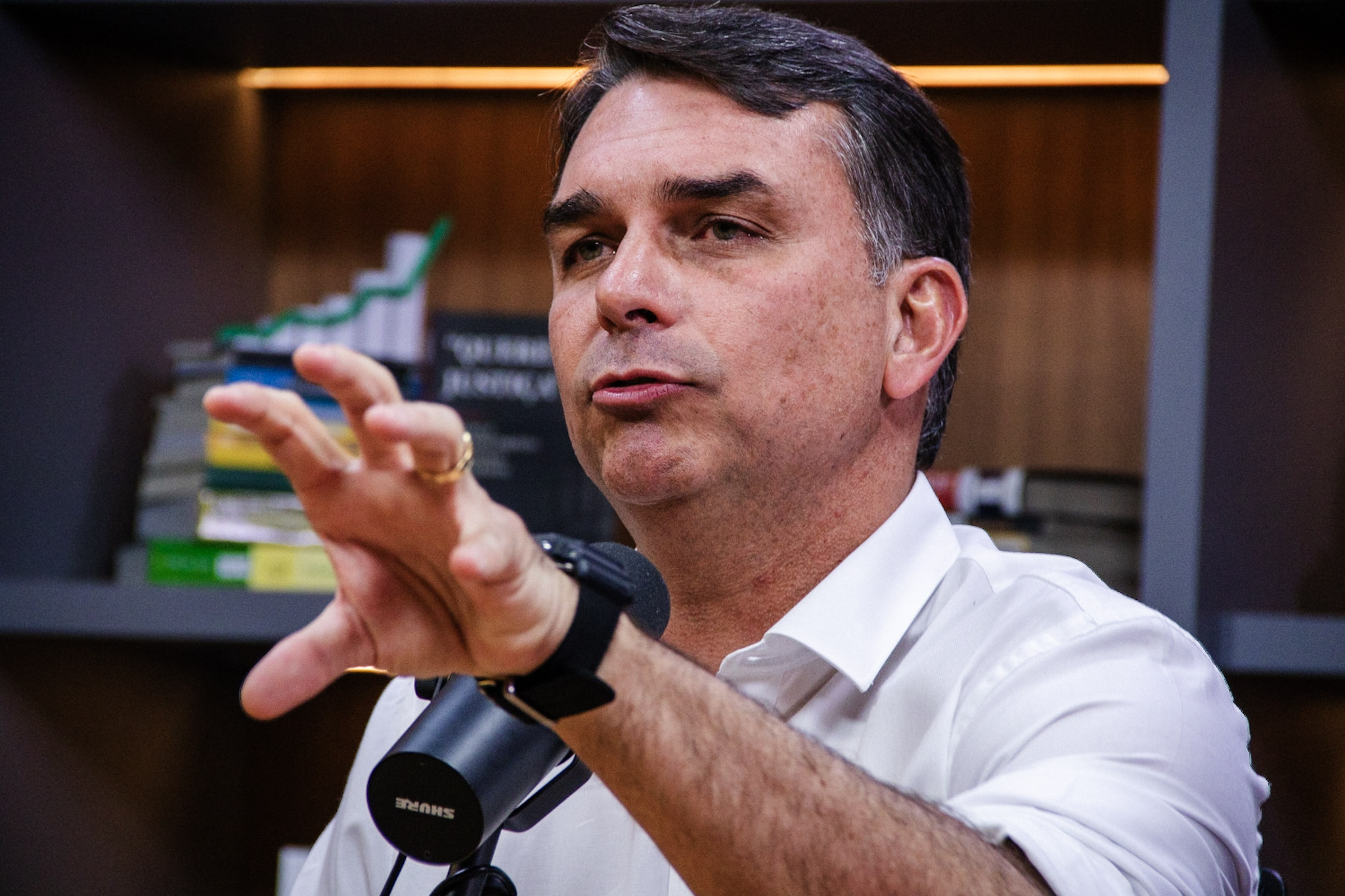 Campanha de Flávio Bolsonaro prepara nova regra fiscal com aperto maior de gastos em caso de dívida alta, dizem fontes