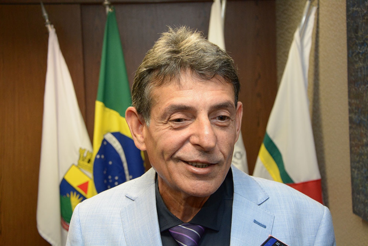 Juiz flagrado bebendo vinho e fumando em audiência diz que ‘STJ, STF e Moraes são corruptos’
