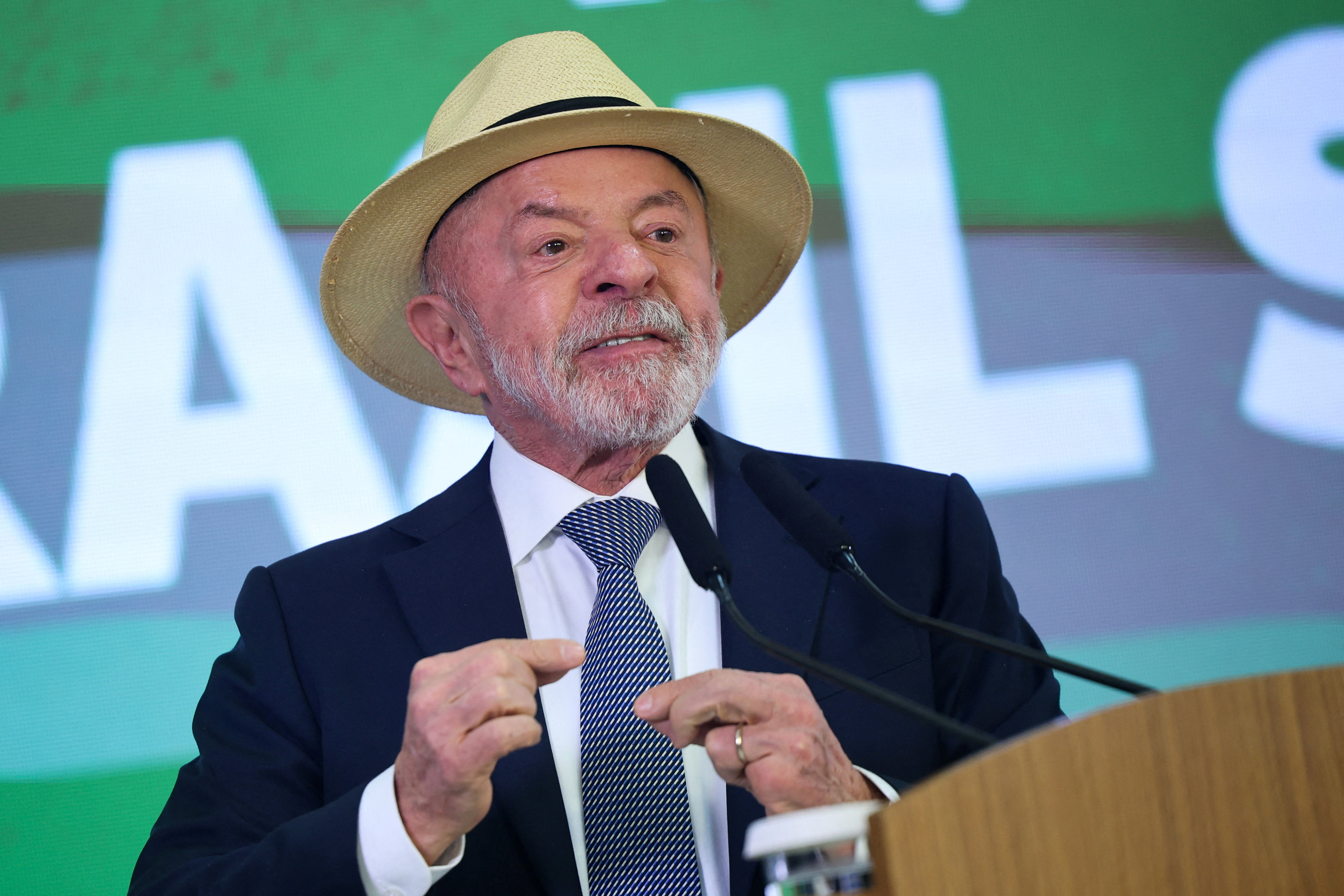 Lula diz que só dará agrément a embaixador após eleições e que tenta conversa com Trump