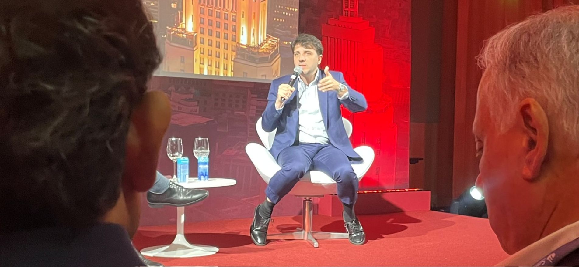 ‘Vários de vocês vão votar nele, um negócio horroroso’, diz Renan Santos a investidores sobre Flávio Bolsonaro