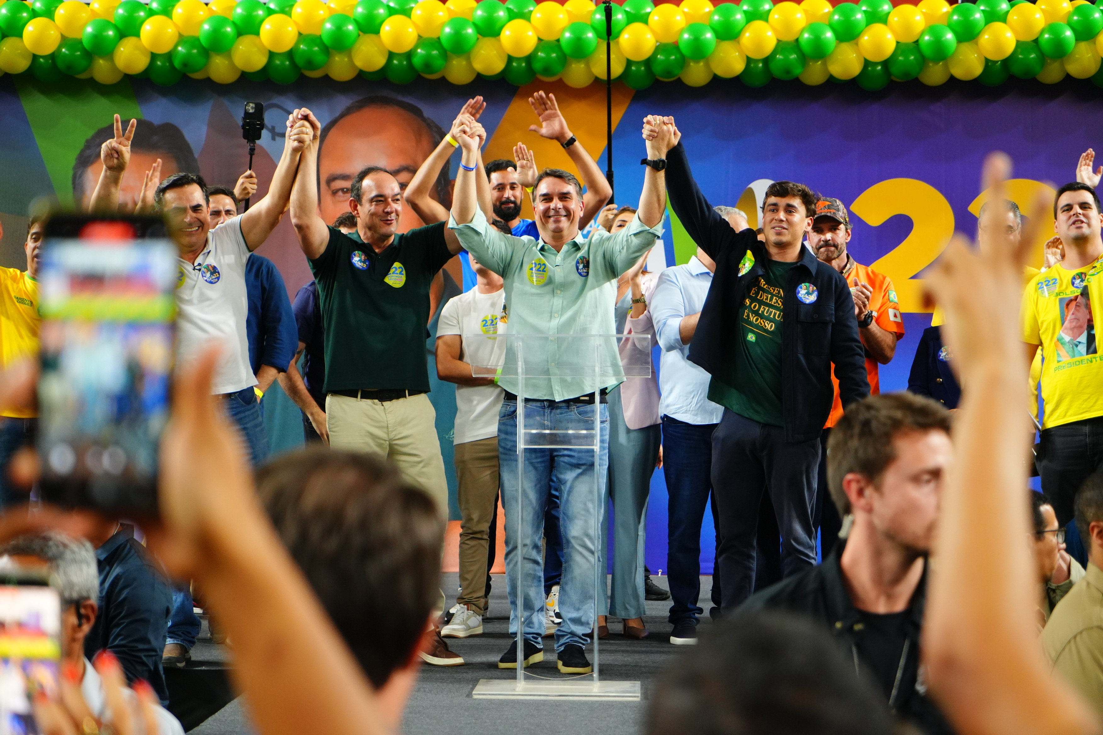 Sempre quis construir ponte e só quero paz para governar, diz Flávio Bolsonaro sobre STF