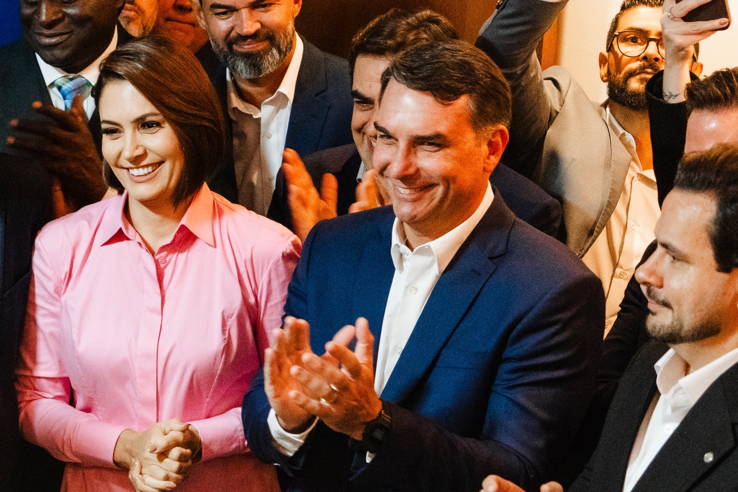 Michelle Bolsonaro sobe em palanque ao lado de adversário de Celina Leão e pede votos para Flávio Bolsonaro