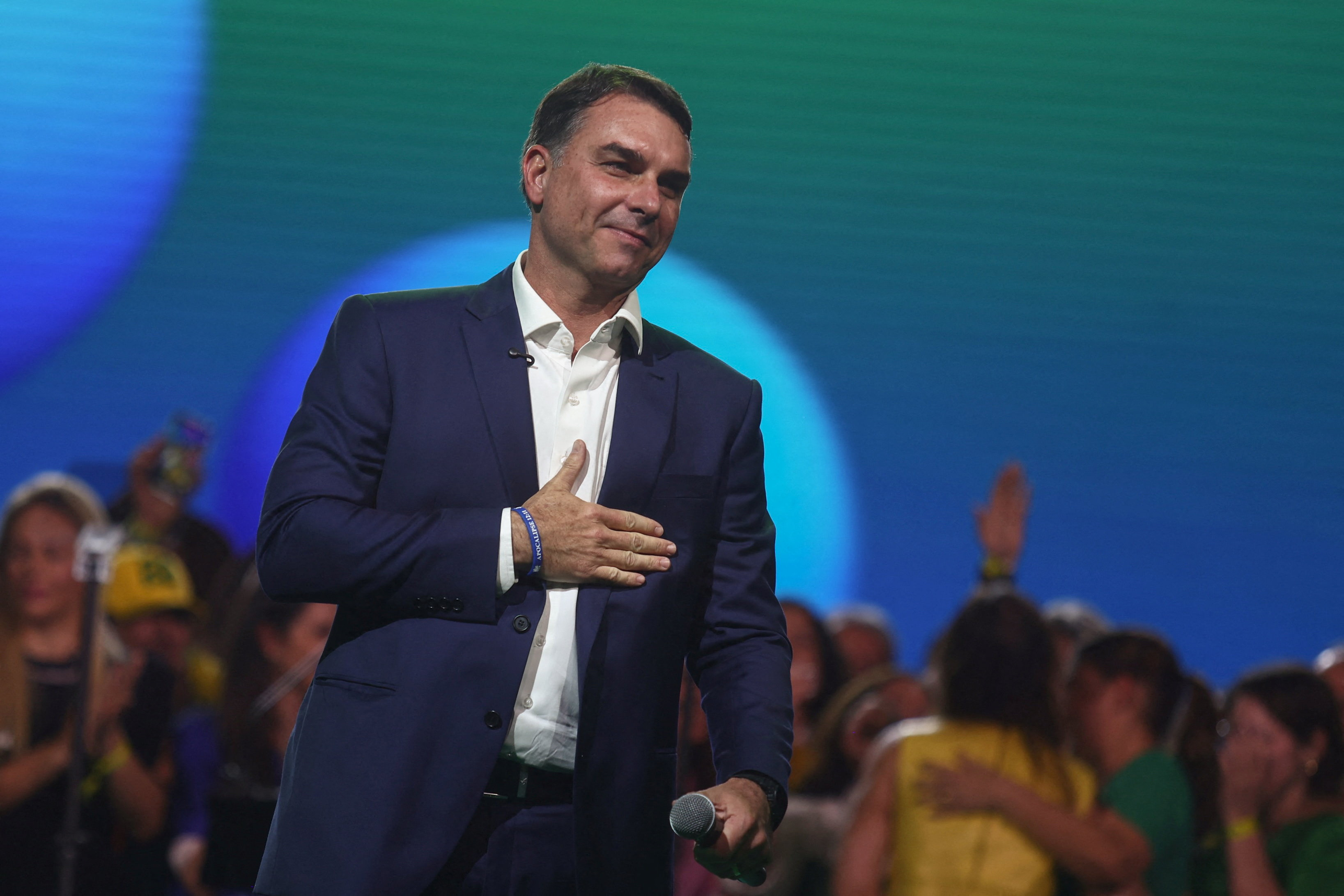Equipe de Flávio Bolsonaro modula discurso contra Reforma Tributária e avalia abreviar transição