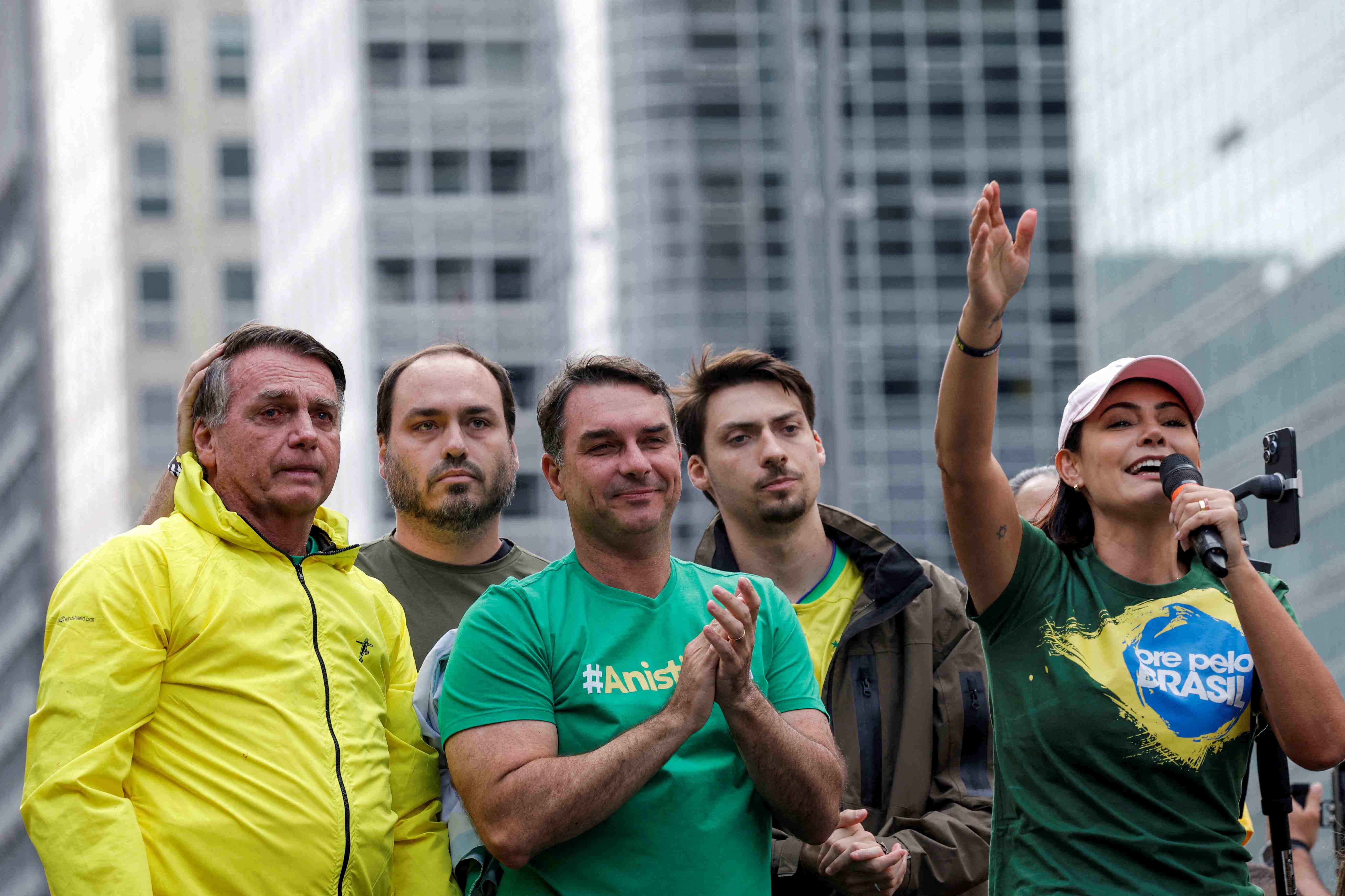 Michelle e Flávio Bolsonaro aparecem juntos em vídeo de campanha após rompimento público