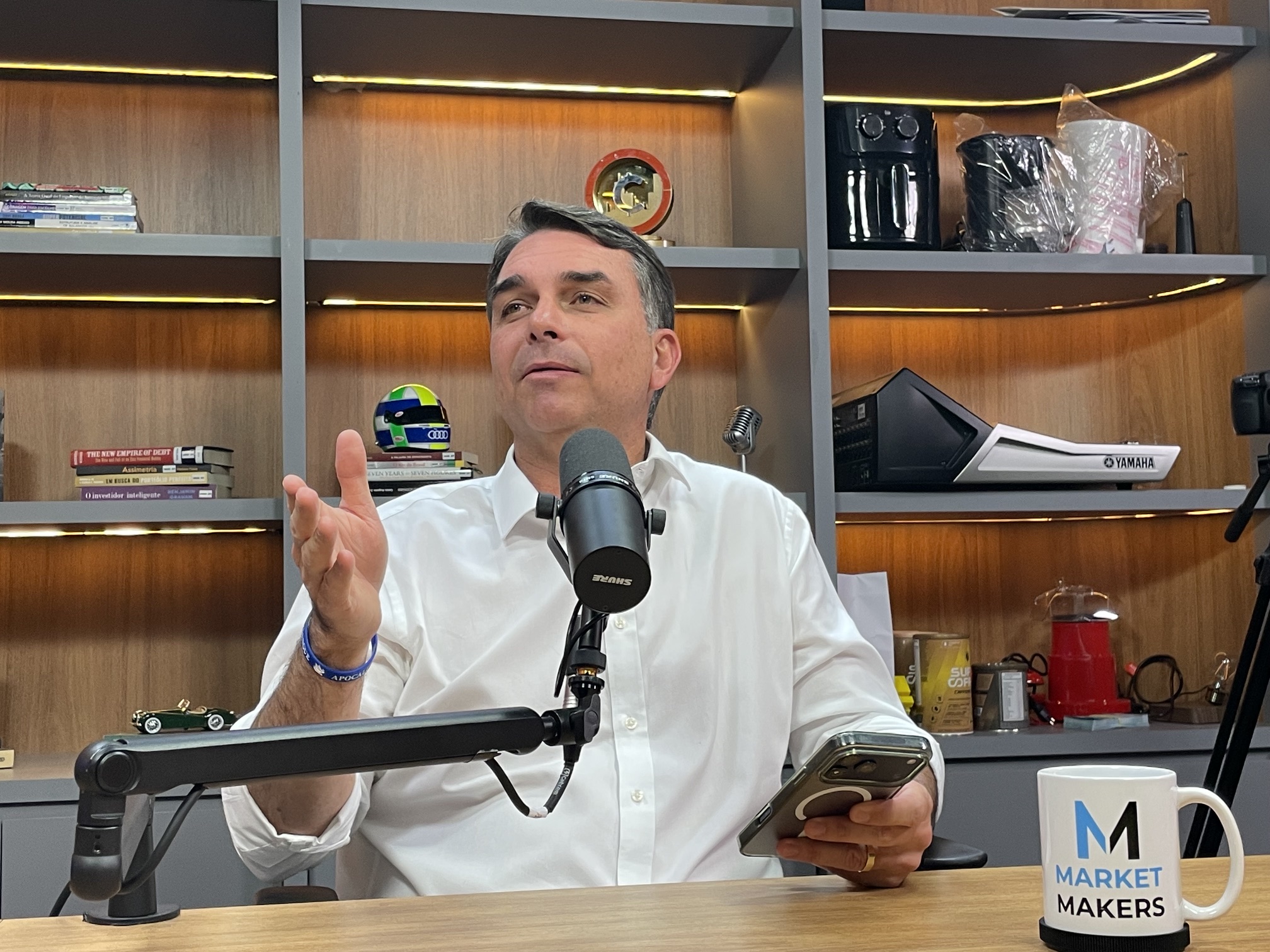 Flávio Bolsonaro diz que debate sobre Dark Horse ‘é página virada’