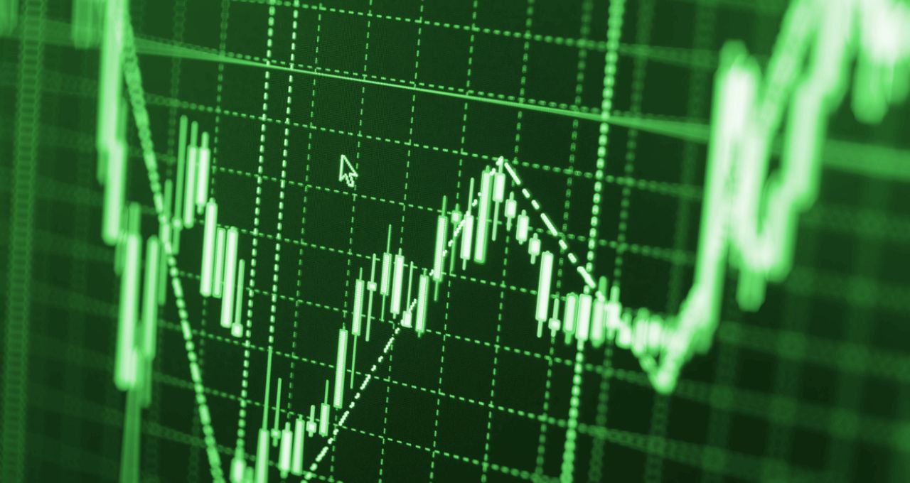 Ibovespa volta a saltar 2% e dólar cai a R$ 5,15; o que está por trás do alívio local?