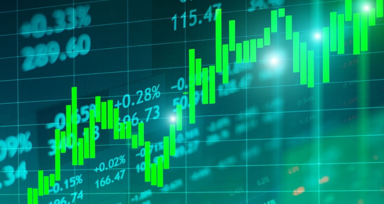 Ibovespa sobe 1,8% e tem 3º dia de ganhos à espera de Datafolha; dólar cai a R$ 5,14