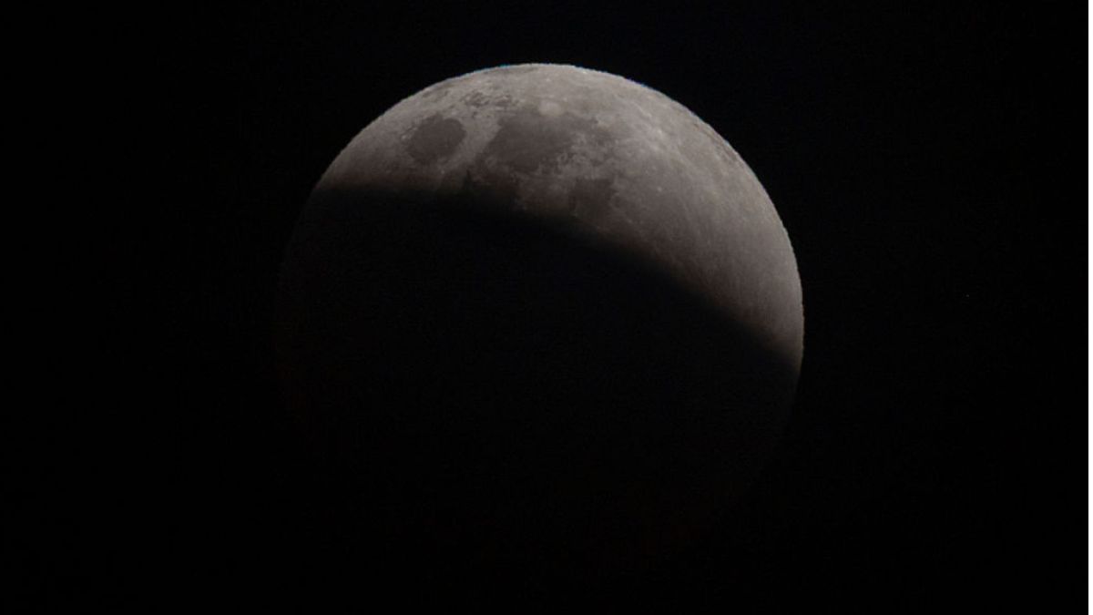 Eclipse lunar quase total entre a madrugada de quinta e sexta-feira poderá ser visto em todo Brasil — sob uma condição