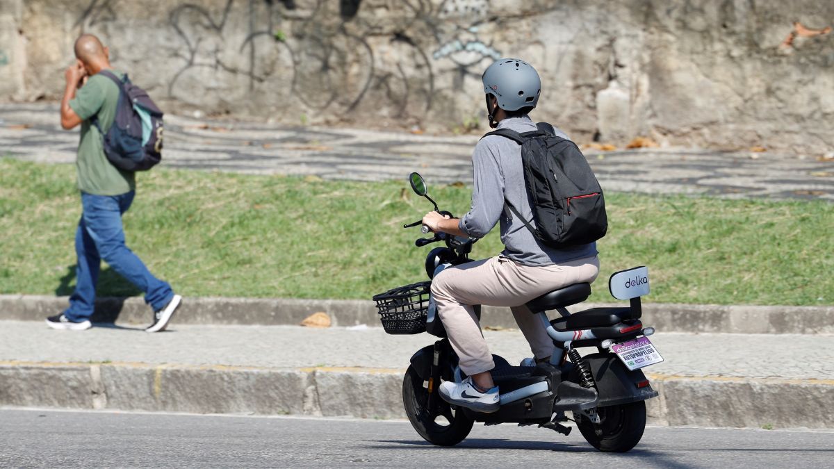 Novas regras para bicicletas elétricas e patinetes começam a valer em São Paulo; veja o que muda
