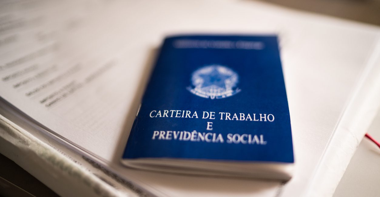 Taxa de desemprego no Brasil cai para 5,3% no trimestre encerrado em julho