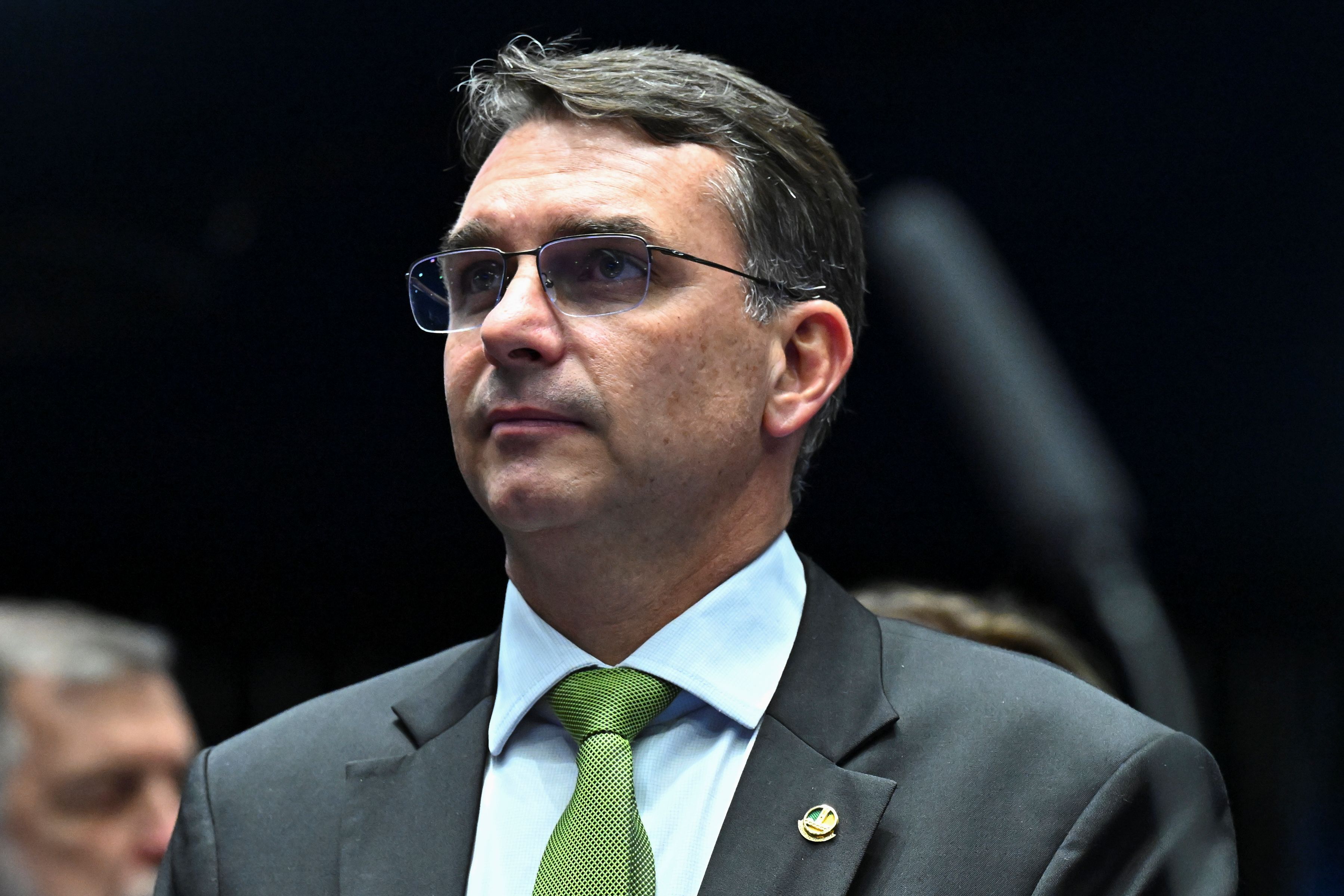 Flávio Bolsonaro grava vídeo de apoio à candidatura de Eduardo Cunha