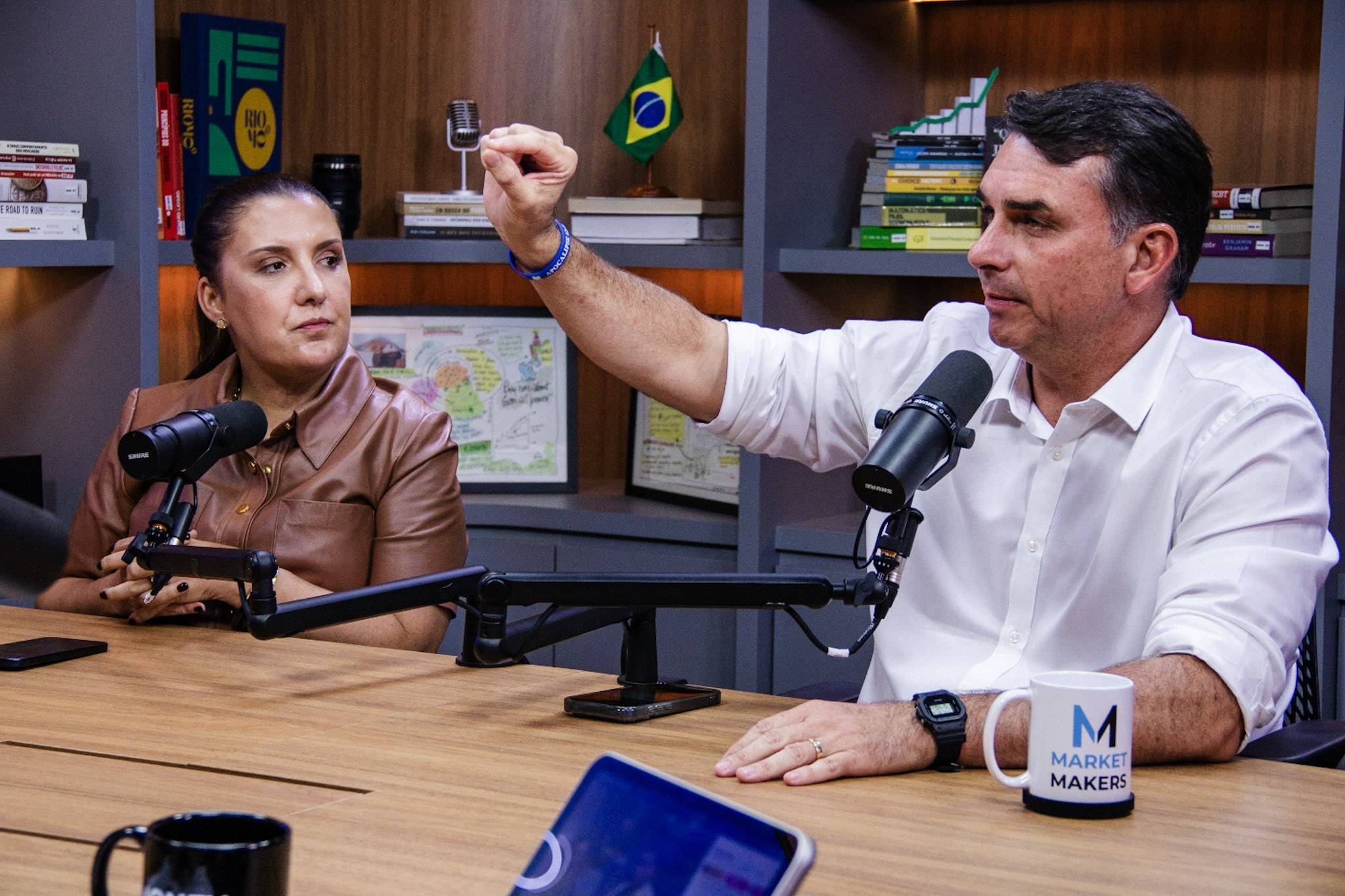 Flávio Bolsonaro quer anunciar novos nomes de equipe amanhã