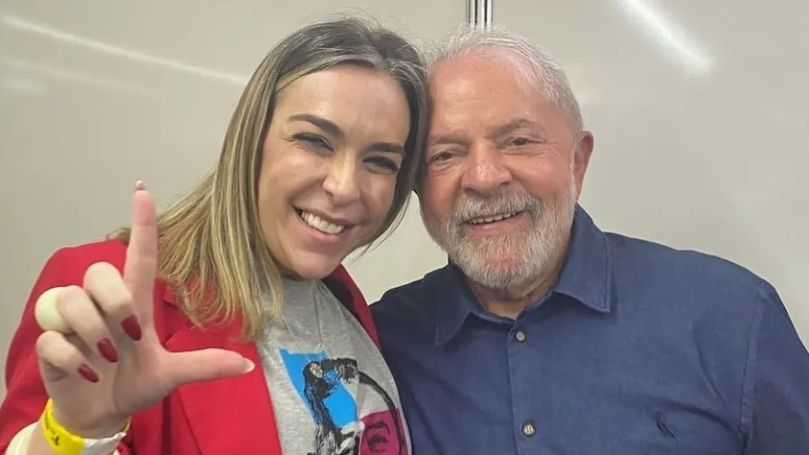 Lula disse que lobista nunca esteve ao lado dele, mas Roberta postou fotos com presidente