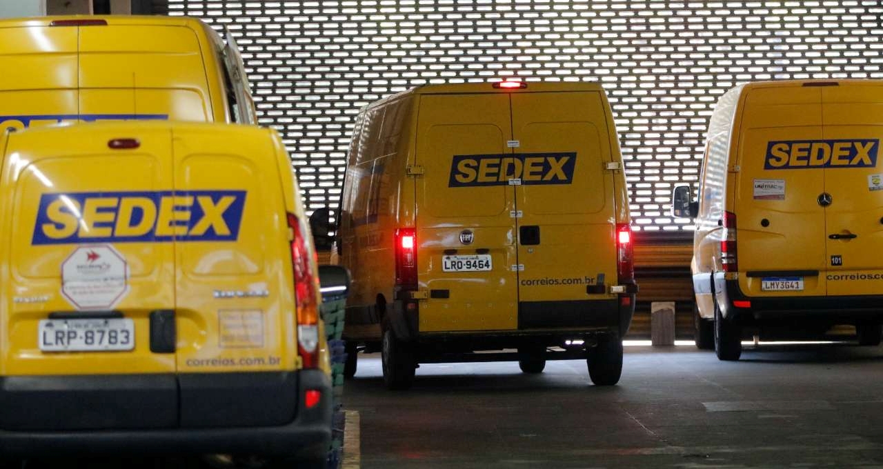 Lula diz que vai tirar Correios da crise e que não irá vender estatal