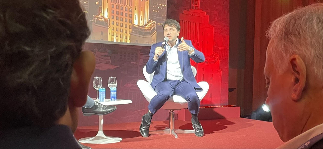 Superado por Augusto Cury nas pesquisas, Renan Santos inclui adversário em lista de ataques